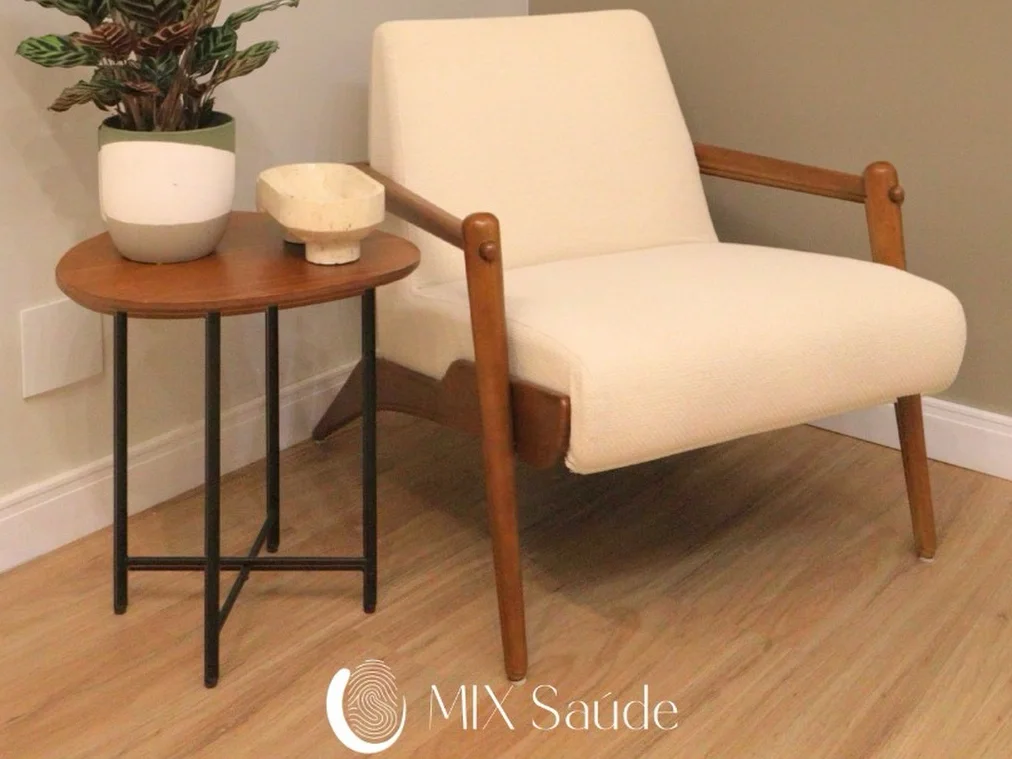 Poltrona e mesa lateral com plantas no consultório